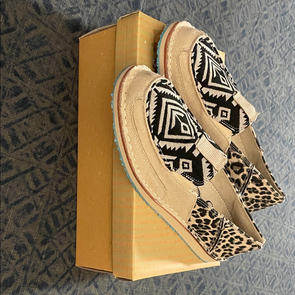 Very G Patterned Slip-on Shoes